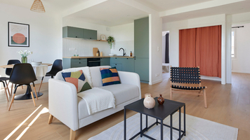 Home staging appartement vide à Nantes — salon meublé et décoré par AntePostea avant vente, pièce de vie avec canapé table basse et plantes, réalisation Loire-Atlantique